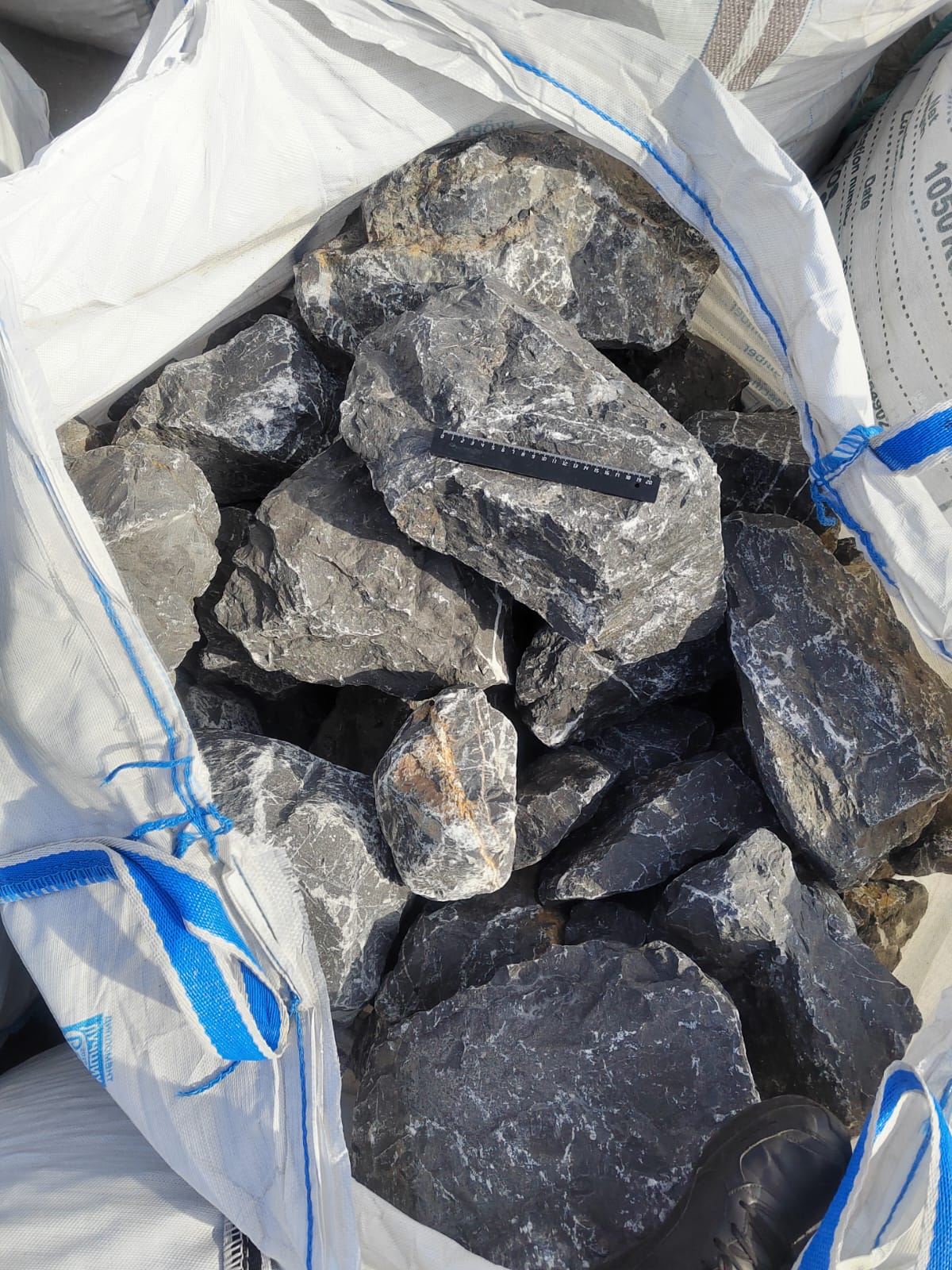  Черный мрамор скальник фр. 100-500 мм.  купить в Краснодаре мрамор черный белый серый крупный колотый валун ландшафтный 9000 руб/т   фото 