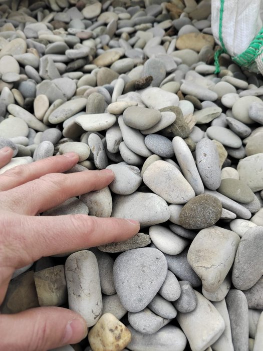 Галька черноморская фр. 40-70 мм.  купить с доставкой в Краснодару фото 
