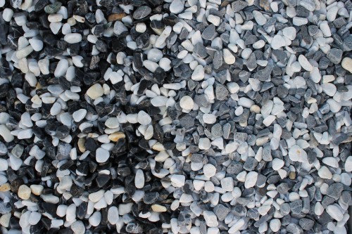  Галька Далматин мраморная (щебень галтованный микс:белый-черный) фр.10-20 мм.  купить  в Краснодаре мрамор белый, черный окатанные округлые декоративные ландшафтные камни щебня 14500 руб/т   фото 