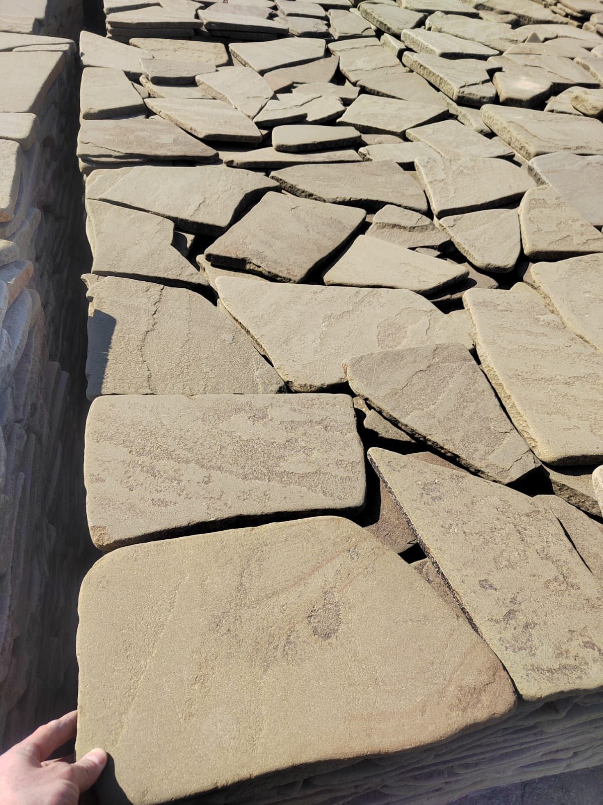 Песчаник галтованный для облицовки (фр. 2-5 см)  купить  в Краснодаре песчник рыжий желтый серый песчаник окатанный речной 6 000 руб/т   фото 