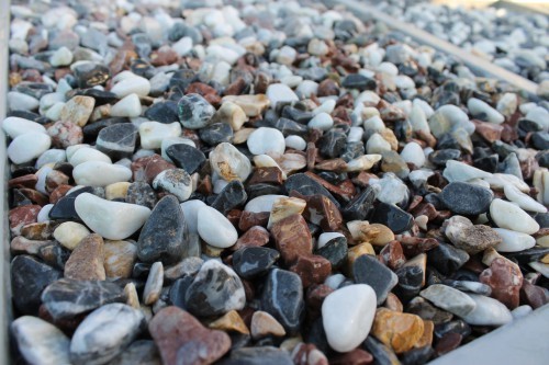  Микс мраморной гальки (щебень галтованный микс:белый-черный-розовый-медовый) фр.10-20 мм.  купить  в Краснодаре мрамор белый, медовый, черный, розовый мраморный декоративный ландшафтный окатанный округлый галтованный щебень 14500 руб/т   фото 
