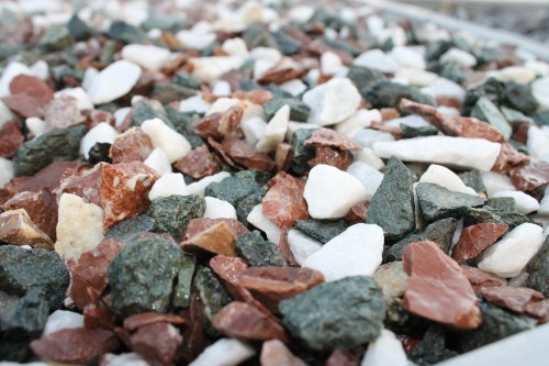  Мраморная крошка (щебень крошка микс: белый-зеленый-розовый) фр. 10-20 мм.  купить  в Краснодаре мрамор белый, зеленый, розовый декоративный ландшафтный колотый щебень 9500 руб/т   фото 