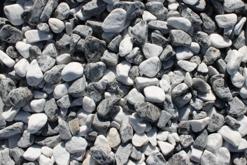  Микс шахматной гальки  (щебень галтованный микс:: белый-черный) фр.20-40 мм  купить  в Краснодаре мрамор белый, черный мраморный галтованный щебень 14500 руб/т   фото 