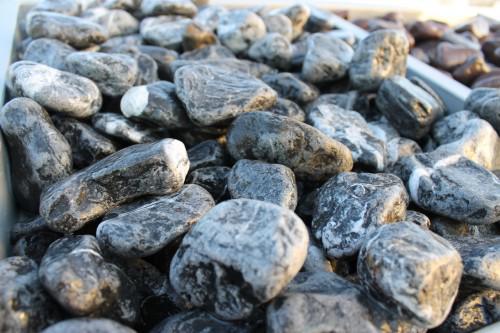  Черная галька (щебень галтованный черный мрамор) фр.20-40 мм.  купить  в Краснодаре мрамор черный с белыми прожилками мрамор окатанный округлый 13500 руб/т   фото 