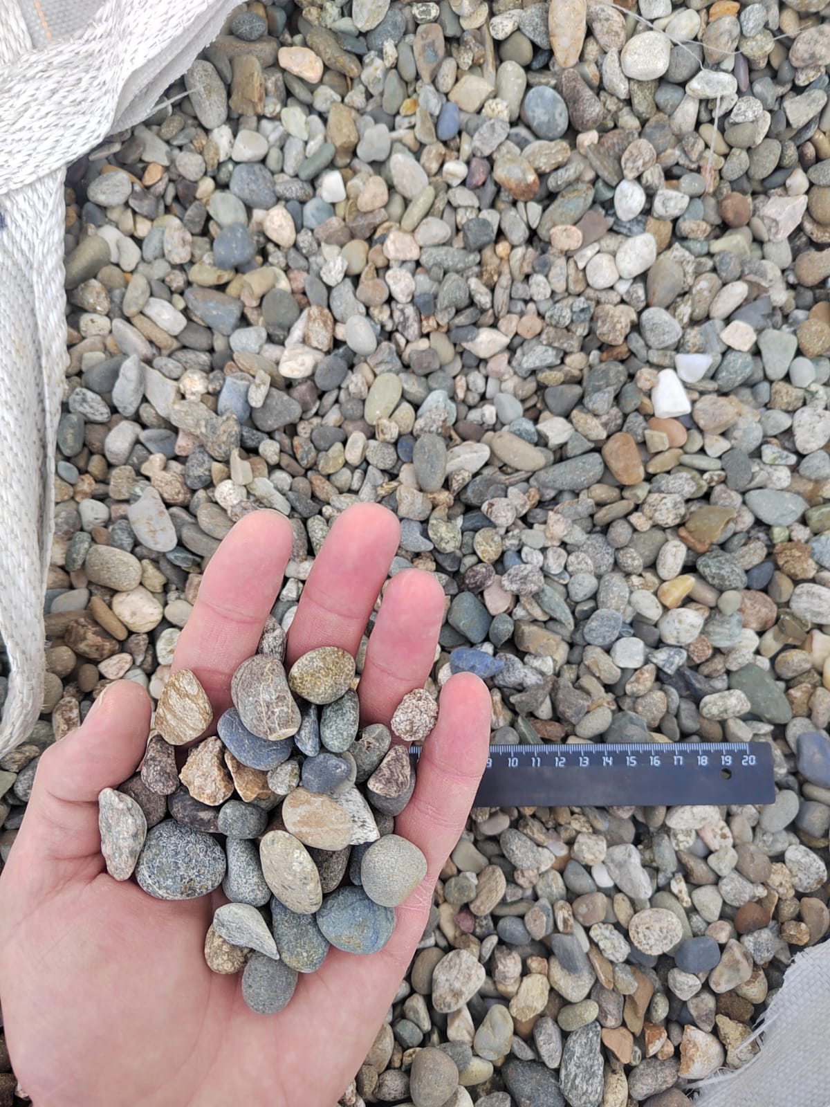  Галька речная окат (серая) фр.10-20 мм купить   в Краснодаре галька речная серая, серый, темно-серый, светло-серый, коричневый ландшафтная декоративная речная окатанная округлая галька 4000 руб/т   фото 
