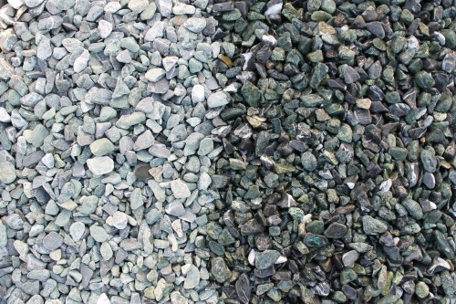  Микс разноцветной гальки  (щебень галтованный микс:зеленый-черный) фр.10-20 мм.  купить  в Краснодаре мрамор зеленый, черный декоративные ландшафтные окатанные округлые камни щебня 14500 руб/т   фото 