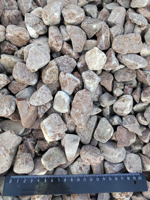Розовая галька (щебень галтованный розовый) фр.20-40 мм.  купить  в Краснодаре мрамор розовый, красный оголтованный округлый щебень  13500 руб/т   фото 