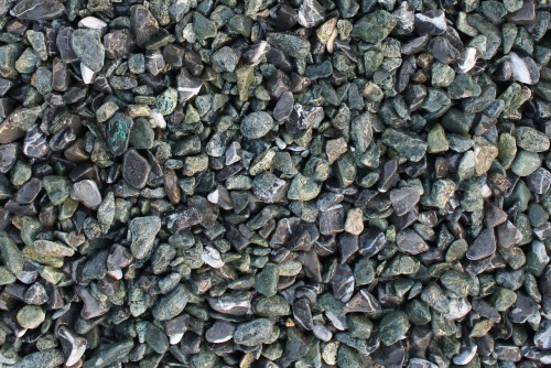  Микс разноцветной гальки  (щебень галтованный микс:зеленый-черный) фр.10-20 мм.  купить  в Краснодаре мрамор зеленый, черный декоративные ландшафтные окатанные округлые камни щебня 14500 руб/т   фото 
