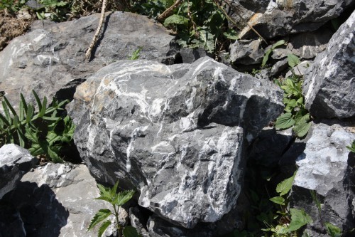  Черный мрамор скальник фр. 1000-1500 мм.  купить в Краснодаре мрамор черный белый серый крупный колотый валун ландшафтный 9000 руб/т   фото 