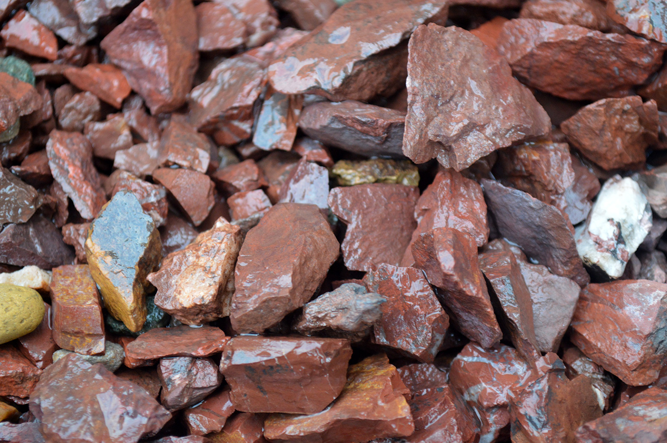  Щебень крошка красный (ЯШМА) фр. 10-20 мм.  купить  в Краснодаре яшма красный, бордовый, оранжевый, рыжий декоративный каменный ландшафтный щебень колотый 6 600 руб/т   фото 