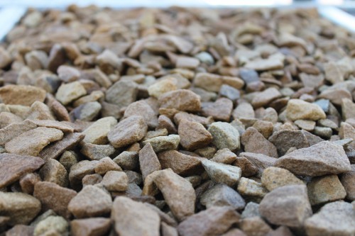  Щебень крошка желтый (песчаник) фр. 20-40 мм.  купить  в Краснодаре песчаник бежевый рыжий каменная крошка песчаника 7 200 руб/т   фото 