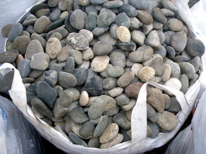  Галька речная плоская (ассорти) фр. 100-200-300 мм купить  в Краснодаре  галька галечник природный серый, белый темно-серый синий рыжий светло-серый природная галька плоская крупная 5500 руб/т   фото 