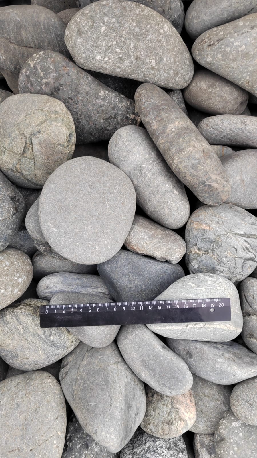  Галька речная окат (темно-серая) фр. 70-150 мм. купить   в Краснодаре галька речная темно-серая, синяя, серая речная галька округлая  5000 руб/т   фото 