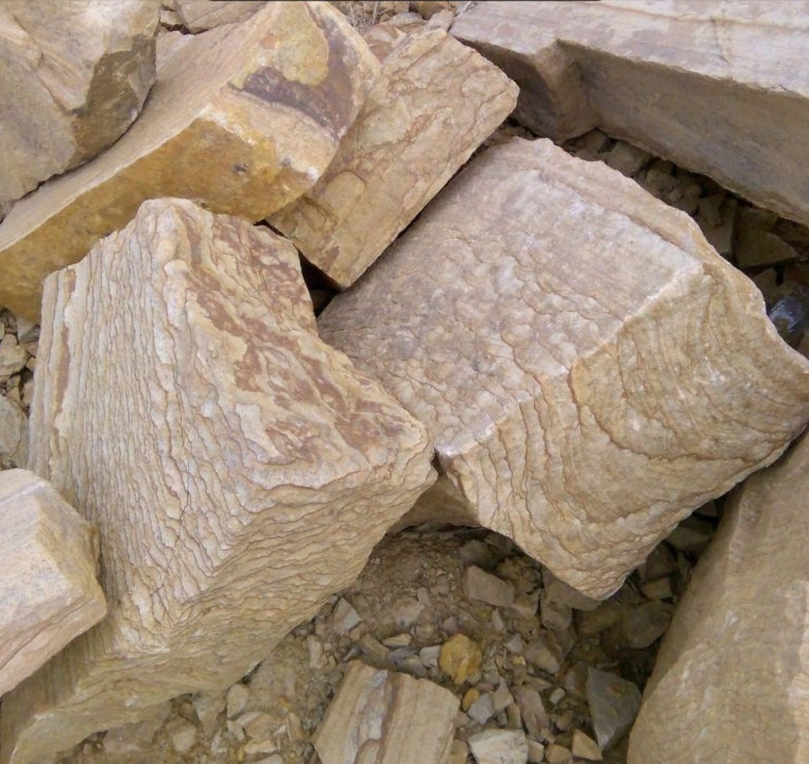 Песчаник пластушка желтый с рисунком (7-15 см)  купить  в Краснодаре плитняк - пластушка - бут желтый песчаник 8 000 руб/м3   фото 