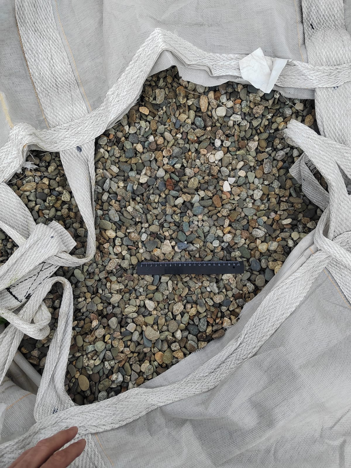  Галька речная окат (серая) фр.10-20 мм купить   в Краснодаре галька речная серая, серый, темно-серый, светло-серый, коричневый ландшафтная декоративная речная окатанная округлая галька 4000 руб/т   фото 