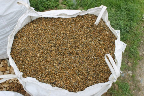  Галька окат (серо-желтая) фр.10-20 мм. купить   в Краснодаре галька серо-желтая, рыжая, серый речная окатанная округлая галька 4000 руб/т   фото 