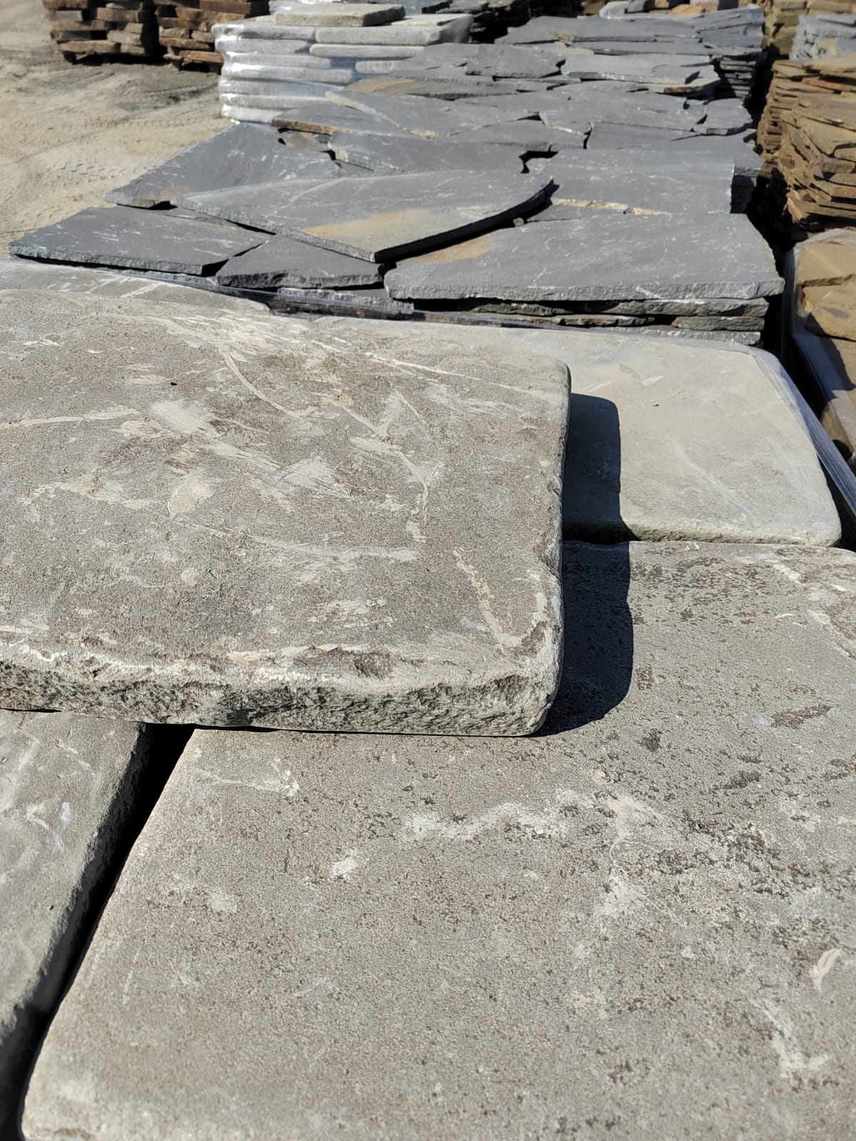 Песчаник пластушка светло-серый (3,0 см)  купить  в Краснодаре песчаник светло-серый, серый песчаник рваный ландшафтный колотый 7 500 руб/м3   фото 