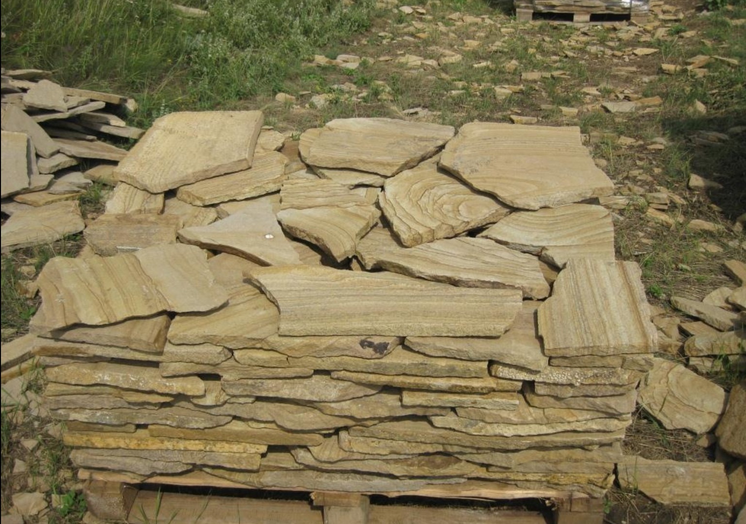 Песчаник пластушка желтый с разводом под дерево (2 см)  купить  в Краснодаре плитняк желтый с разводами, желтый, рыжий, серый песчаник пластушка рваная ландшафтная 11 000 руб/м3   фото 