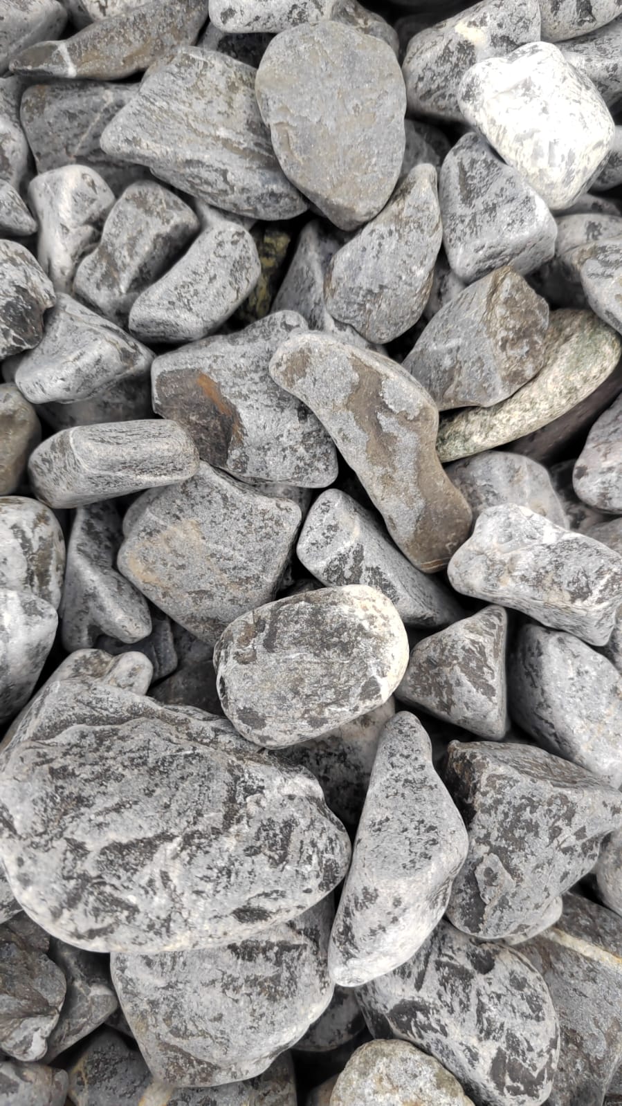  Черная галька (щебень галтованный черный мрамор) фр.40-70 мм.  купить  в Краснодаре мрамор черный с белыми прожилками, черный, белый щебень галтованный округлый 13500 руб/т   фото 