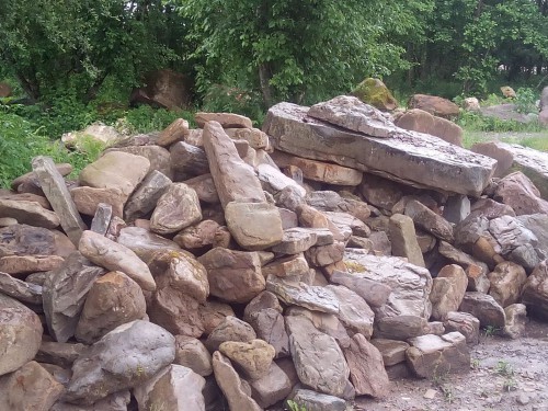 Песчаник декоративный ландшафтный (фр. 300-500 мм)  купить  в Краснодаре песчаник желтый рыжий серый зеленый валун речной окатанный природный песчаника 4 500 руб/т   фото 