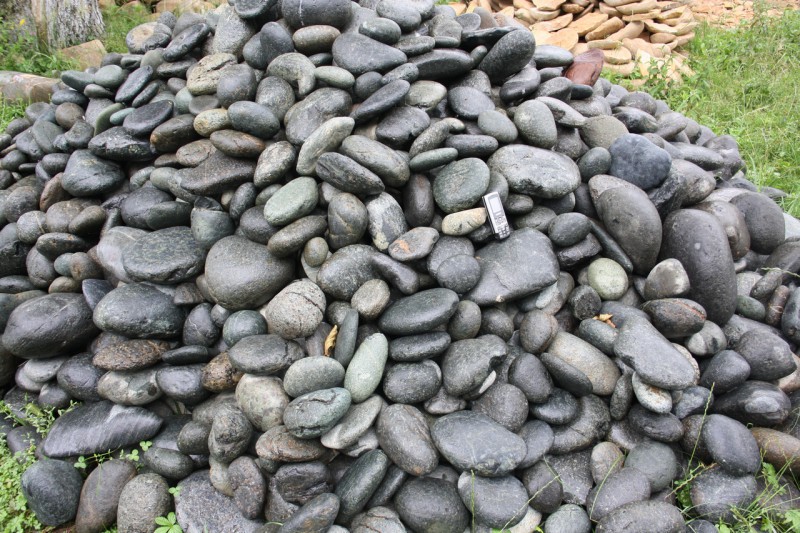  Темно-серый валунчик фр.100-300 мм.  купить в Краснодаре крупный природный камень серый, темно-серый, светло-серый речная галька большого размера окатанная 4500 руб/т   фото 