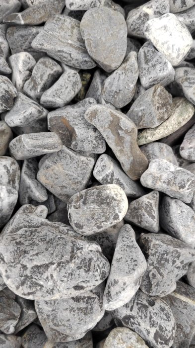 Черная галька (щебень галтованный черный мрамор) фр.40-70 мм.  купить  в Краснодаре мрамор черный с белыми прожилками, черный, белый щебень галтованный округлый 13500 руб/т   фото 