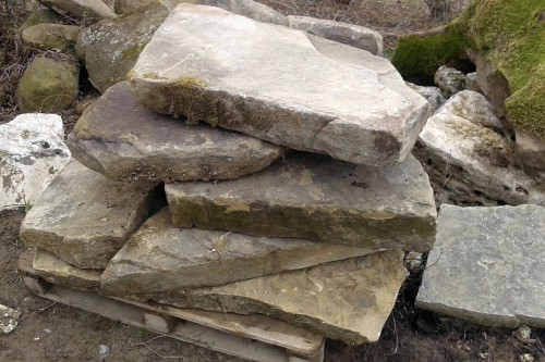  Песчаник плиты - плахи - пошаговые дорожки (фр. 70-150 мм)  купить  в Краснодаре песчаник серый бежевый желтый зеленый колотый песчаник строительный 6500 руб/т   фото 