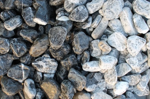  Галька мраморная черная (щебень галтованный черный мрамор) фр. 50-100 мм.  купить  в Краснодаре мрамор черный с белыми прожилками щебень ландшафтный мраморный 9000 руб/т   фото 