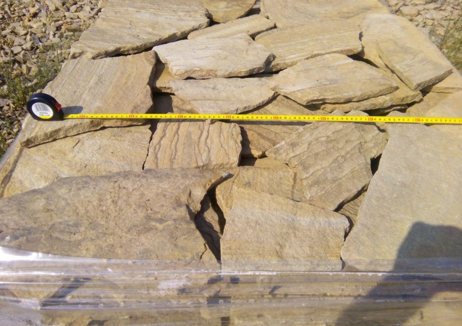 Песчаник пластушка желтый с разводом под дерево (2 см)  купить  в Краснодаре плитняк желтый с разводами, желтый, рыжий, серый песчаник пластушка рваная ландшафтная 11 000 руб/м3   фото 