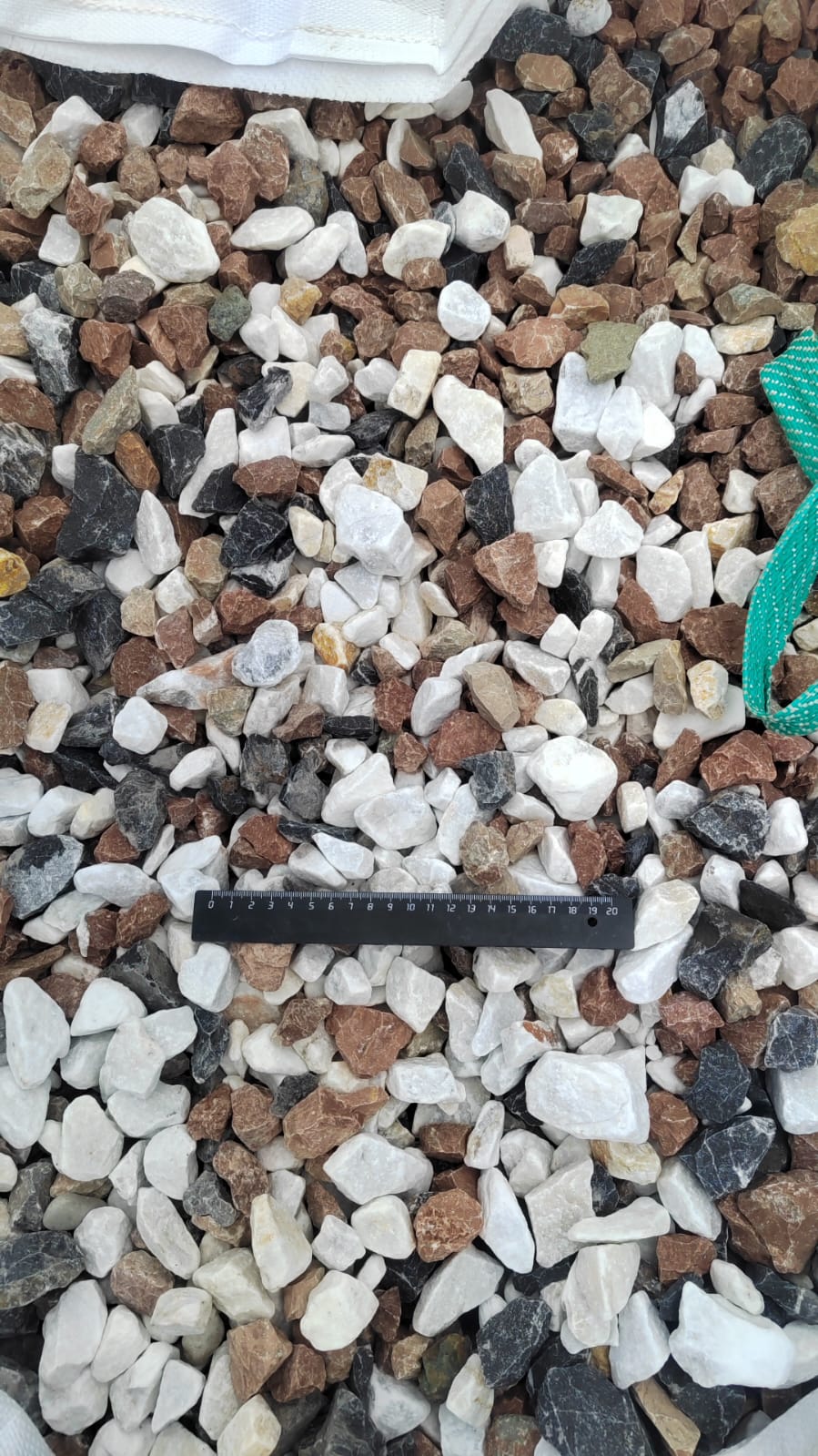  Микс разноцветной гальки (щебень галтованный микс:белый-зеленый-розовый) фр.20-40 мм.  купить  в Краснодаре мрамор белый, зеленый, розовый мрамор декоративный (галтовка) 14500 руб/т   фото 