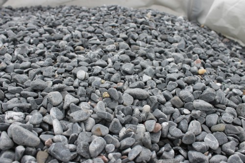 Черная галька с прожилками (галтованный черный мрамор) фр.10-20 мм.  купить  в Краснодаре мрамор черный с белыми прожилками, черный, белый окатанный округлый ландшафтный декоративный щебень 13500 руб/т   фото 