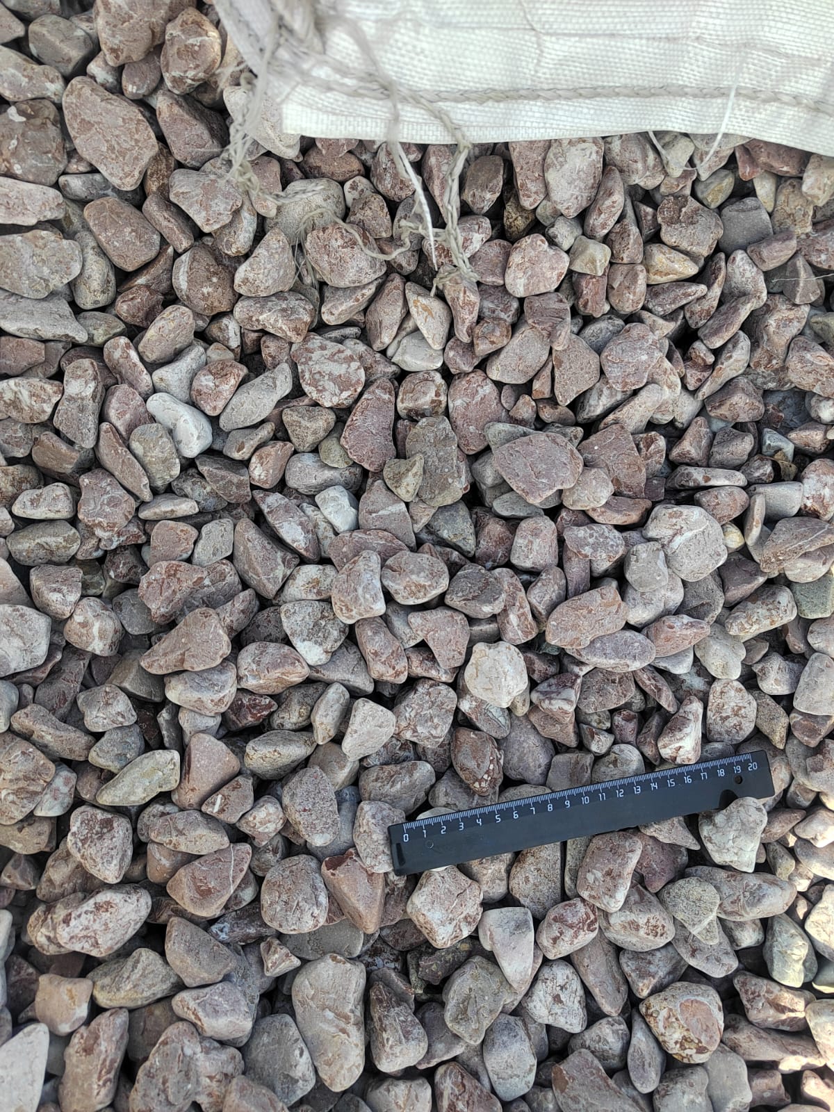  Розовая галька (щебень галтованный розовый) фр.20-40 мм.  купить  в Краснодаре мрамор розовый, красный оголтованный округлый щебень  13500 руб/т   фото 