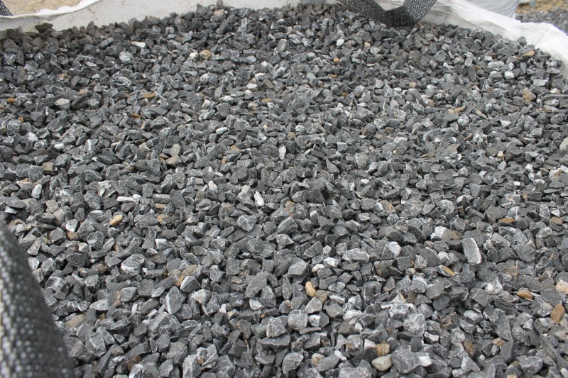  Щебень крошка черный (мрамор) фр. 20-40 мм.  купить  в Краснодаре мрамор черный с белыми прожилками мраморная каменная крошка 9000 руб/т   фото 