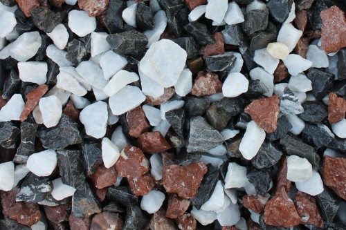  Мраморная крошка (щебень крошка микс : белый-черный-розовый) фр. 3-5 мм.  купить  в Краснодаре мрамор белый, черный, розовый, разноцветный мраморная каменная крошка декорвтивная 9500 руб/т   фото 