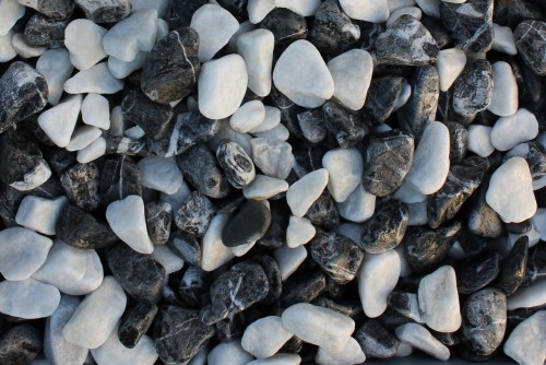 Микс гальки далматин (щебень галтованный микс:белый-черный) фр.40-70 мм.  купить  в Краснодаре мрамор белый, черный айвори серый галтовка природного камня 14500 руб/т   фото 