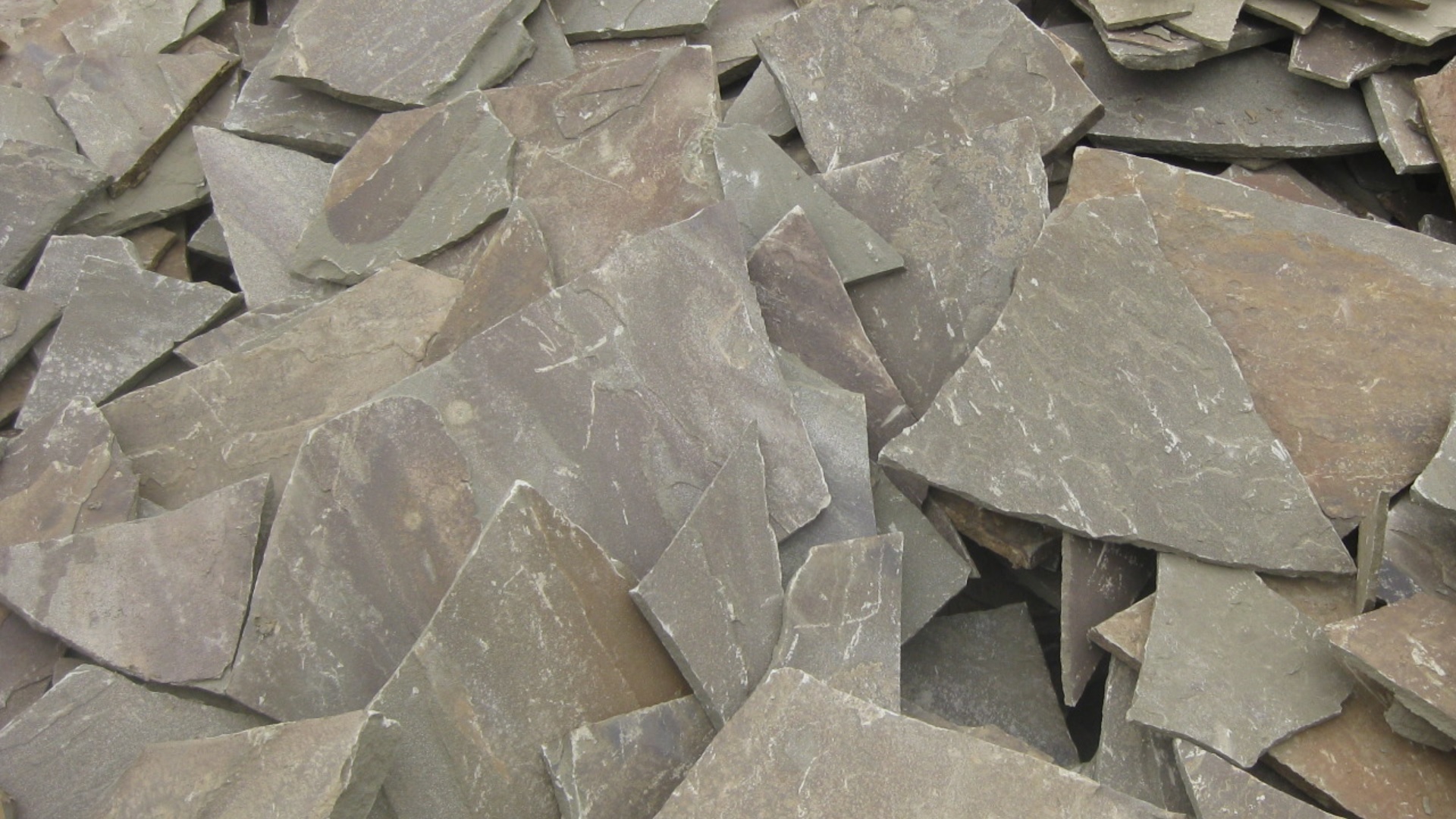 Песчаник пластушка серо-зеленый (1,5 см)  купить  в Краснодаре плитняк - пластушка серо-зеленый, серый, зеленый пластушка рваная ландшафтная колотая 7 500 руб/м3   фото 