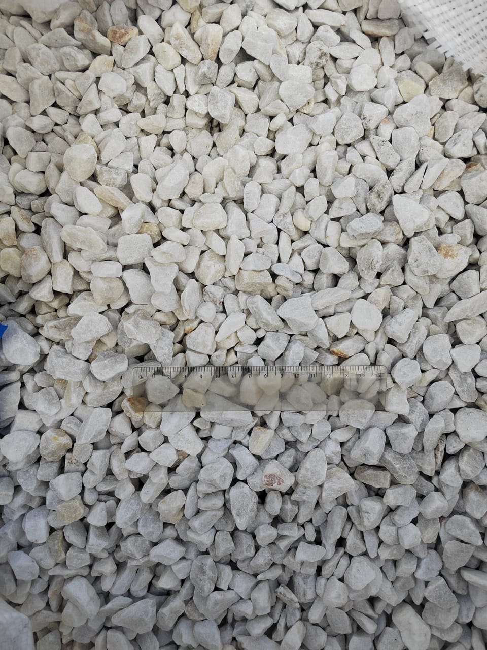  Мраморная крошка, щебень, цвет-белый, фр. 10-20 мм.  купить  в Краснодаре мрамор белый, молочный айвори каменная ландшафтная декоративная крошка шебня 9500 руб/т   фото 