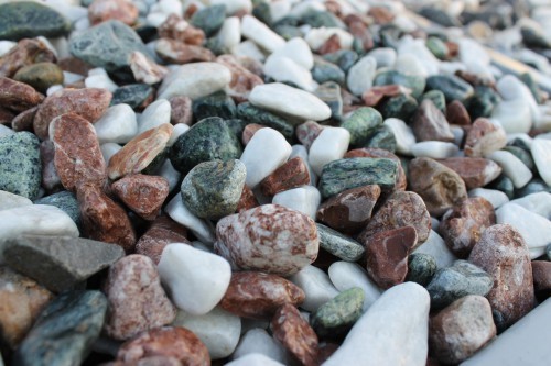  Микс разноцветной гальки (щебень галтованный микс:белый-зеленый-розовый) фр.20-40 мм.  купить  в Краснодаре мрамор белый, зеленый, розовый мрамор декоративный (галтовка) 14500 руб/т   фото 