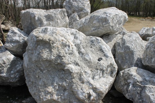  Мраморизированный известняк фр.500-1500 мм.  купить в Краснодаре    7 000 руб/т   фото 