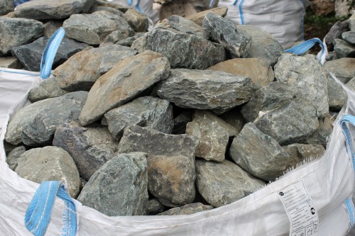 Гранит скальник (серо-зеленый) фр. 100-500 мм.  купить в Краснодаре гранит зеленый, серый, салатовый крупный ландшафтный валун 6 000 руб/т   фото 