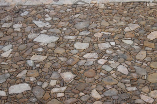 Песчаник для мощения дорожек, площадок, парковок ( фр 5-10 см)  купить  в Краснодаре песчаник  серый желтый коричневый рыжий песчаник оголтованный окатанный 6500 руб/т   фото 