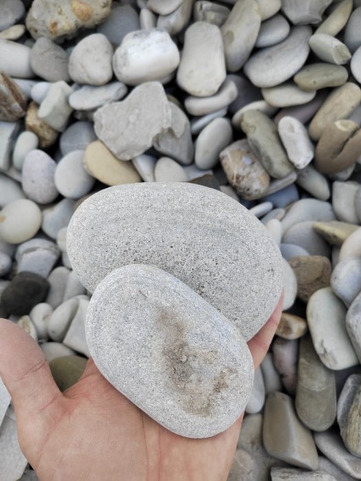 Галька черноморская фр. 50-100 мм.  купить с доставкой в Краснодару фото 