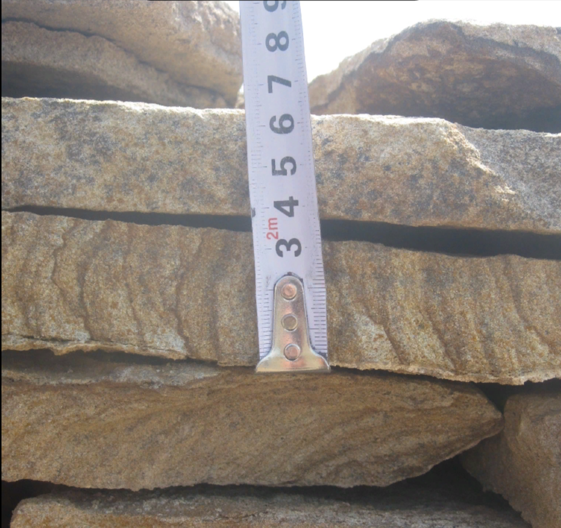 Песчаник пластушка желтый с рисунком (3 см)  купить  в Краснодаре песчаник желтый с рисунком, рыжий, желтый песчаник пластушка ландшафтная рваная 8 500 руб/м3   фото 