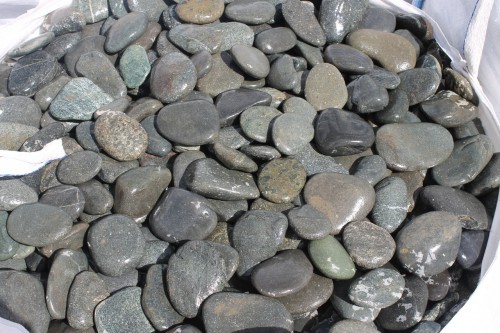 Kamenclub.ru: Галька речная плоская (темно-серая) фр. 100-200-300 мм. купить   в  Краснодарегалька речная плоская темно-серый, серый, синий речной галечник плоский 6000 руб/т   фото КАМЕНЬ КЛУБ