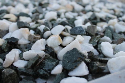  Мраморная крошка (щебень крошка микс: белый-зеленый) фр. 10-20 мм.  купить  в Краснодаре мрамор белый, зеленый каменная ландшафтная декоративная крошка щебня 9500 руб/т   фото 