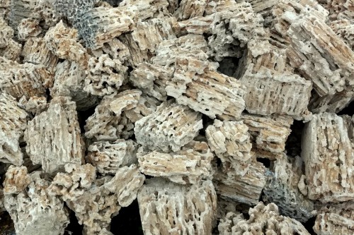 Крымский природный меотис фр. 100-500 мм.  купить в Краснодаре меотис бежевый рыжий молочный желтый ракушечник 4 500 руб/т   фото 