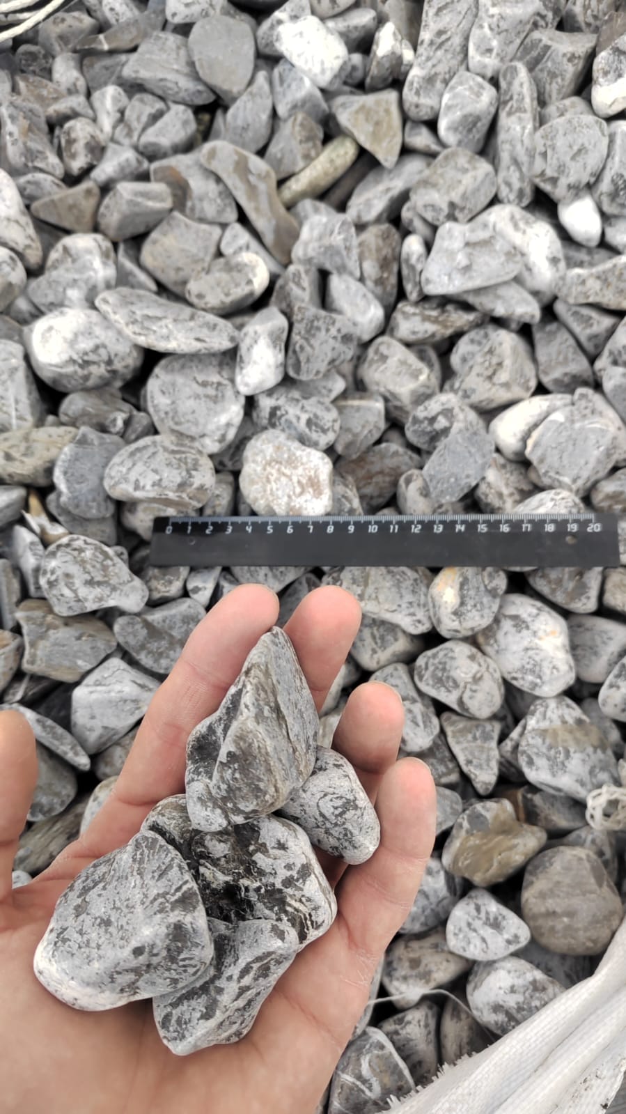  Черная галька (щебень галтованный черный мрамор) фр.40-70 мм.  купить  в Краснодаре мрамор черный с белыми прожилками, черный, белый щебень галтованный округлый 13500 руб/т   фото 