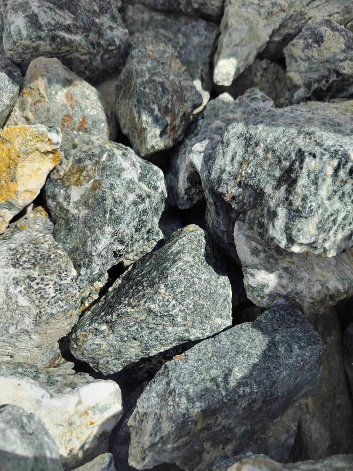 фото Галтованный жадеит (фр. 70-100 мм)  купить в Краснодаре в интернет-портале 