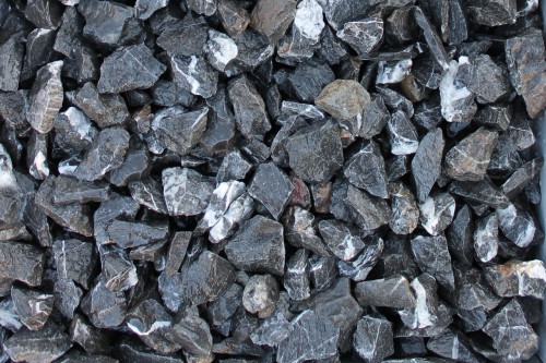  Щебень крошка черный (мрамор) фр. 20-40 мм.  купить  в Краснодаре мрамор черный с белыми прожилками мраморная каменная крошка 9000 руб/т   фото 