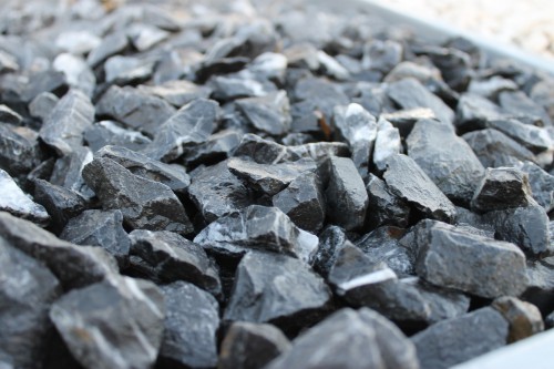  Щебень крошка черный (мрамор) фр. 10-20 мм.  купить  в Краснодаре мрамор черный с белыми прожилками, черный, белый каменная ландшафтная декоративная крошка щебня 9000 руб/т   фото 